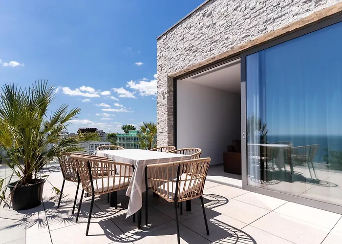 Penthouse Deosebit Frontal La Mare, Pe Faleza Din - Situat La Etajul 4 In Locatia Amaris