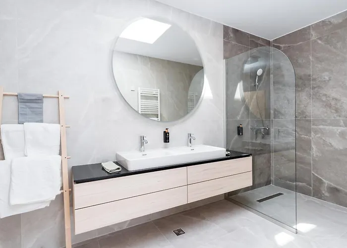 Penthouse Deosebit Frontal La Mare, Pe Faleza Din - Situat La Etajul 4 In Locatia Amaris Eforie Nord