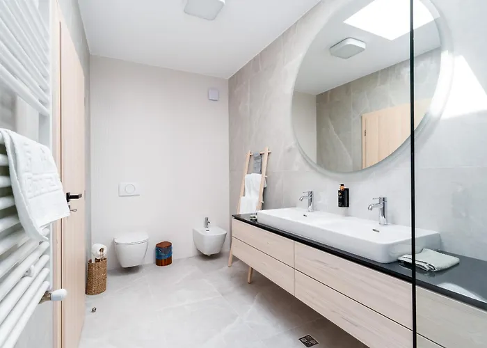 Penthouse Deosebit Frontal La Mare, Pe Faleza Din - Situat La Etajul 4 In Locatia Amaris Daire