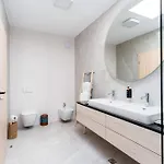 Penthouse Deosebit Frontal La Mare, Pe Faleza Din - Situat La Etajul 4 In Locatia Amaris Apartmán
