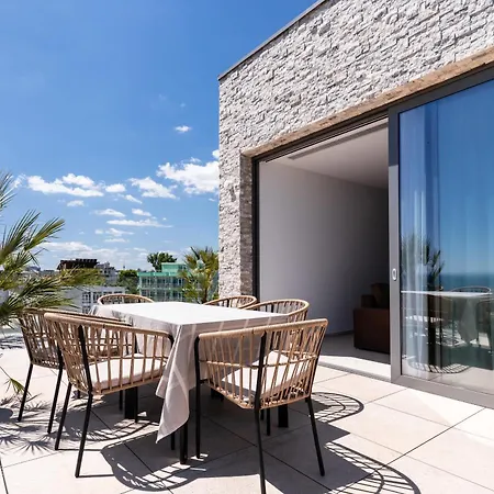 Penthouse Deosebit Frontal La Mare, Pe Faleza Din - Situat La Etajul 4 In Locatia Amaris