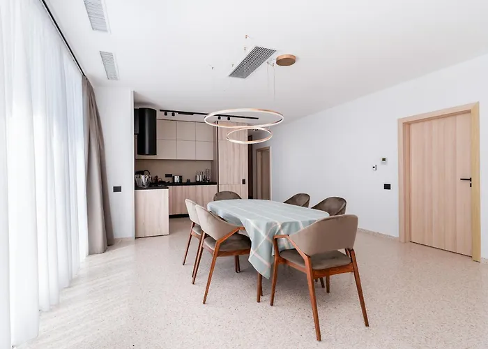 Penthouse Deosebit Frontal La Mare, Pe Faleza Din - Situat La Etajul 4 In Locatia Amaris 4*