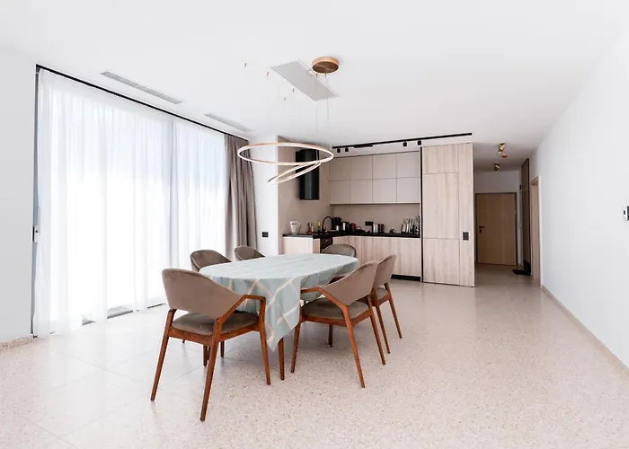 Penthouse Deosebit Frontal La Mare, Pe Faleza Din - Situat La Etajul 4 In Locatia Amaris アパート エフォリエ・ノルド